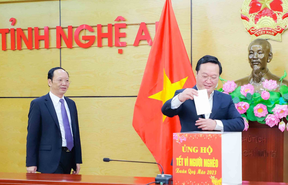 Các đại biểu ủng hộ chương trình "Tết Vì người nghèo - Quý Mão 2023".