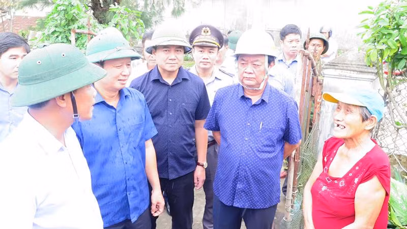 Bộ trưởng Lê Minh Hoan động viên các hộ dân thuộc đối tượng già cả, neo đơn được đưa đến nơi an toàn.