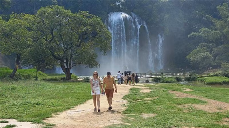 Khách quốc tế tham quan thác Bản Giốc.