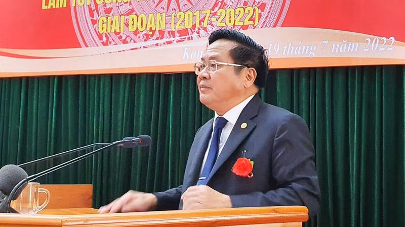 Chủ tịch Ủy ban nhân dân tỉnh Kon Tum Lê Ngọc Tuấn phát biểu tại Hội nghị.