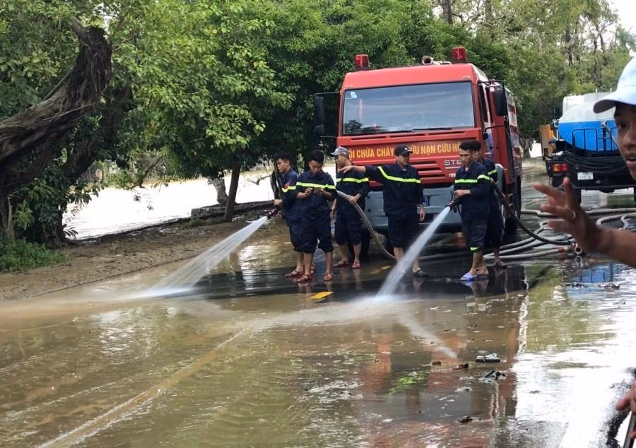 Lực lượng phòng cháy, chữa cháy và cứu nạn cứu hộ Công an tỉnh dùng phương tiện xe phun nước làm sạch các tuyến phố sau lũ.