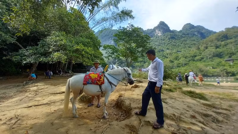 Một người dân địa phương làm dịch vụ cho thuê cưỡi ngựa, chụp ảnh cho biết, phí mỗi lần 20 nghìn đồng. Bình quân, anh thu được vài trăm nghìn/ngày từ việc phục vụ du khách.
