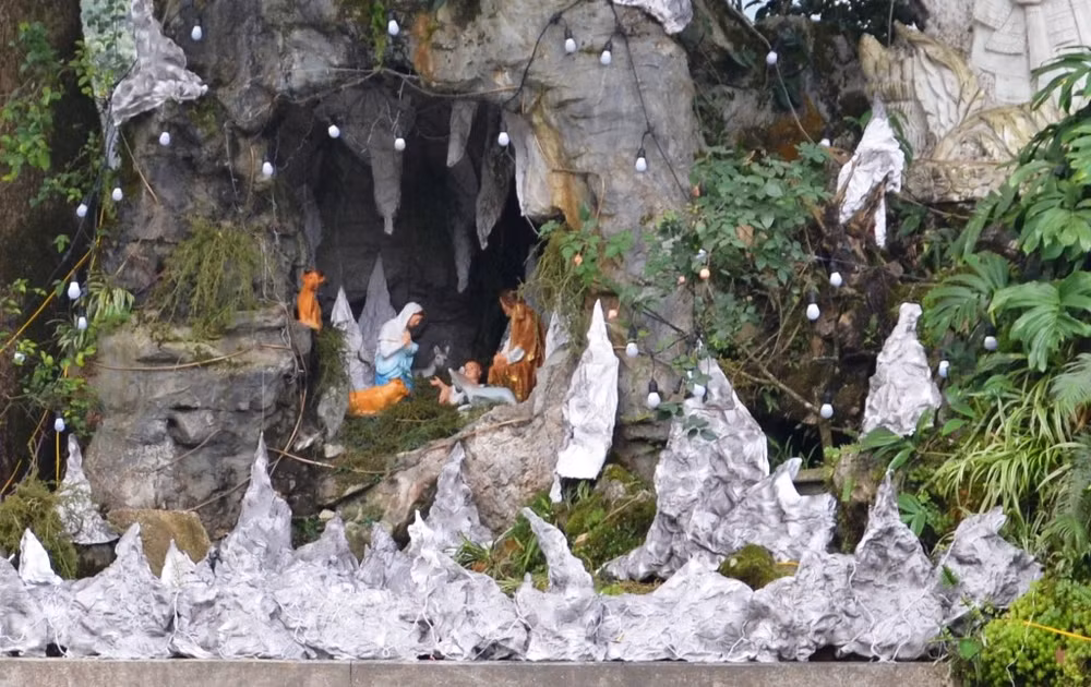 Hang đá nhà thờ Sa Pa được trang hoàng, tu tạo đẹp.