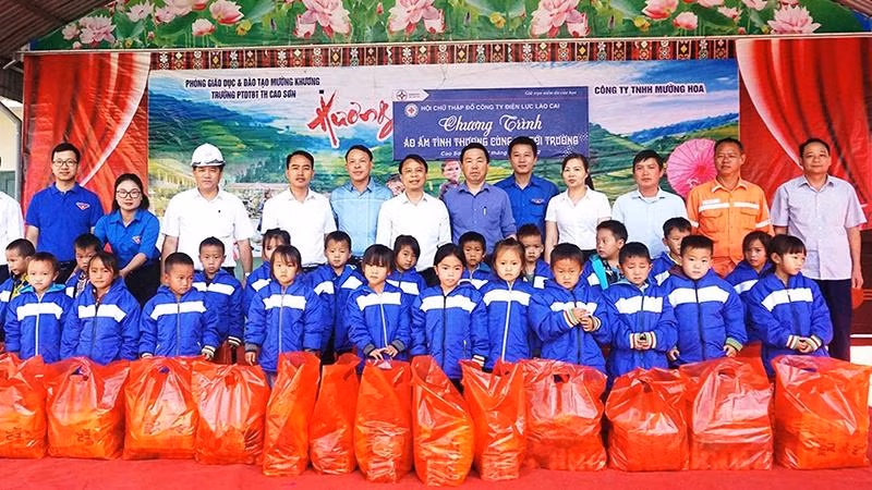 Trao tặng áo ấm cho học sinh Trường phổ thông dân tộc bán trú tiểu học xã Cao Sơn (Lào Cai).