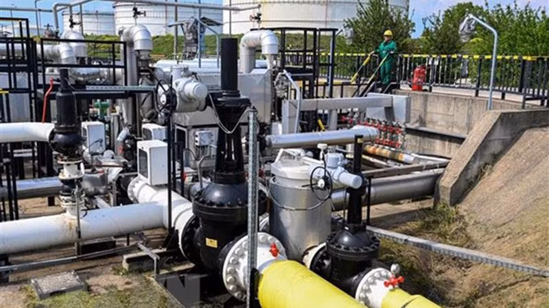 Trạm tiếp nhận của hệ thống đường ống dẫn dầu Druzhba giữa Hungary và Nga ở gần thị trấn Szazhalombatta, cách Budapest (Hungary) khoảng 30km về phía Nam. (Ảnh: AFP/TTXVN)