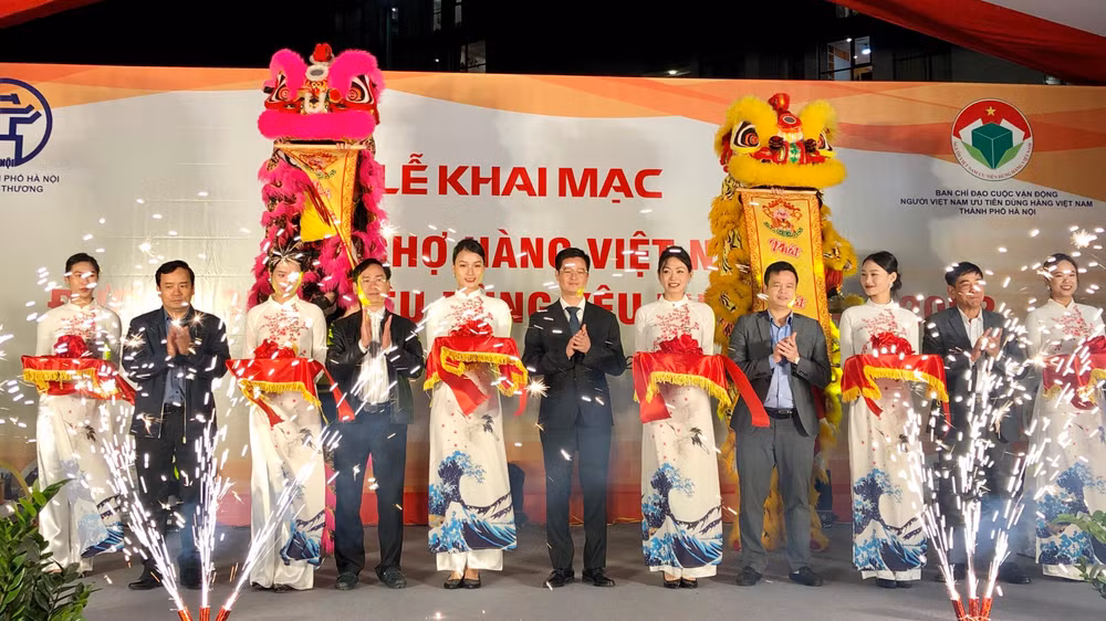 Cắt băng khai mạc Hội chợ.