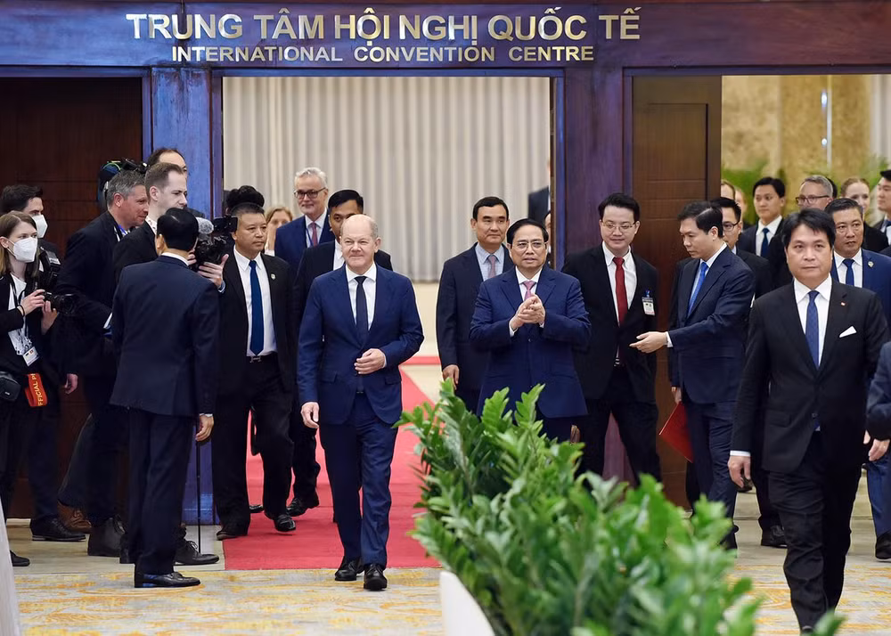 Thủ tướng Phạm Minh Chính và Thủ tướng Đức Olaf Scholz đến dự Hội nghị bàn tròn doanh nghiệp Việt Nam-Đức.