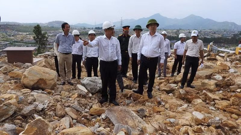 Lãnh đạo Đà Nẵng kiểm tra thực tế các điểm sạt lở tại nghĩa trang Hòa Sơn.