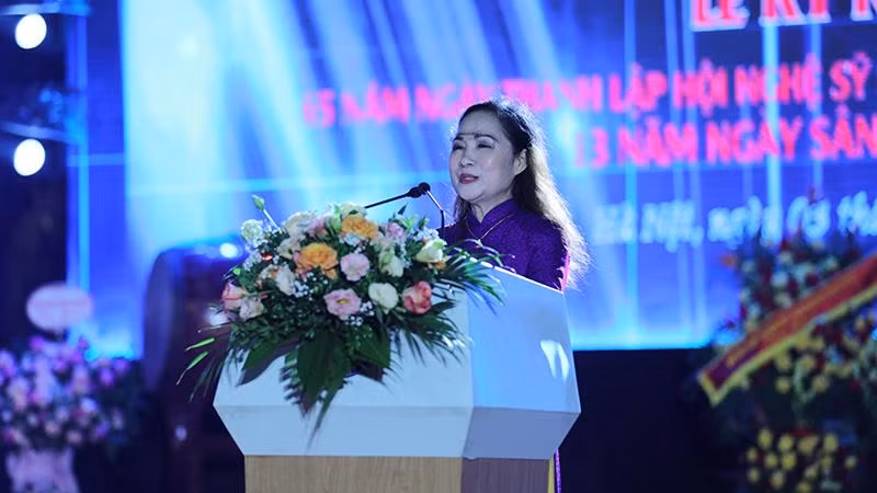 NSND Trịnh Thúy Mùi, Chủ tịch Hội Nghệ sĩ sân khấu Việt Nam trình bày diễn văn kỷ niệm. (Ảnh: THANH TÙNG)