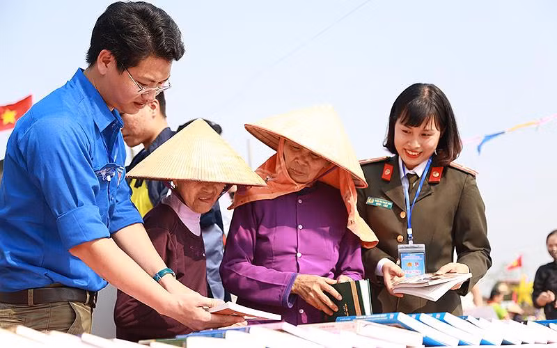 “Ngày hội đổi sách” trong khuôn khổ Hội trại “Tuổi trẻ Công an nhân dân học tập, thực hiện Sáu điều Bác Hồ dạy”.