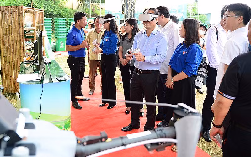 Các đại biểu hào hứng trải nghiệm sàn nông sản ảo Agriverse trong khuôn khổ Ngày cao điểm “Tình nguyện chung tay xây dựng nông thôn mới”.