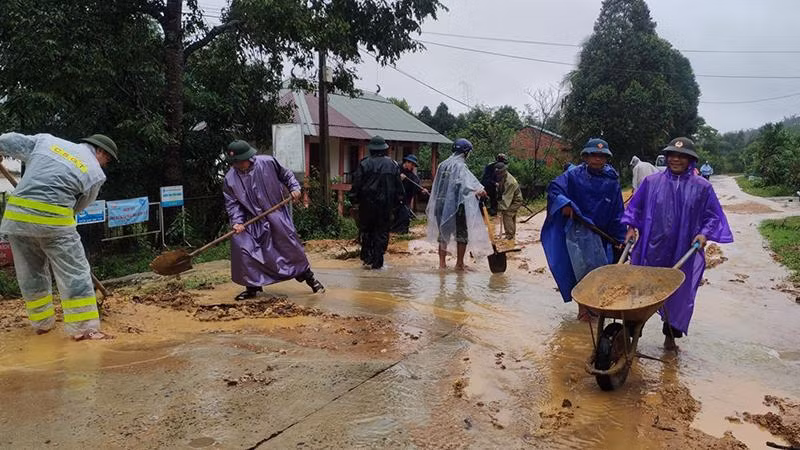 Các lực lượng chức năng ở huyện A Lưới dọn dẹp vệ sinh giúp dân sau lũ.