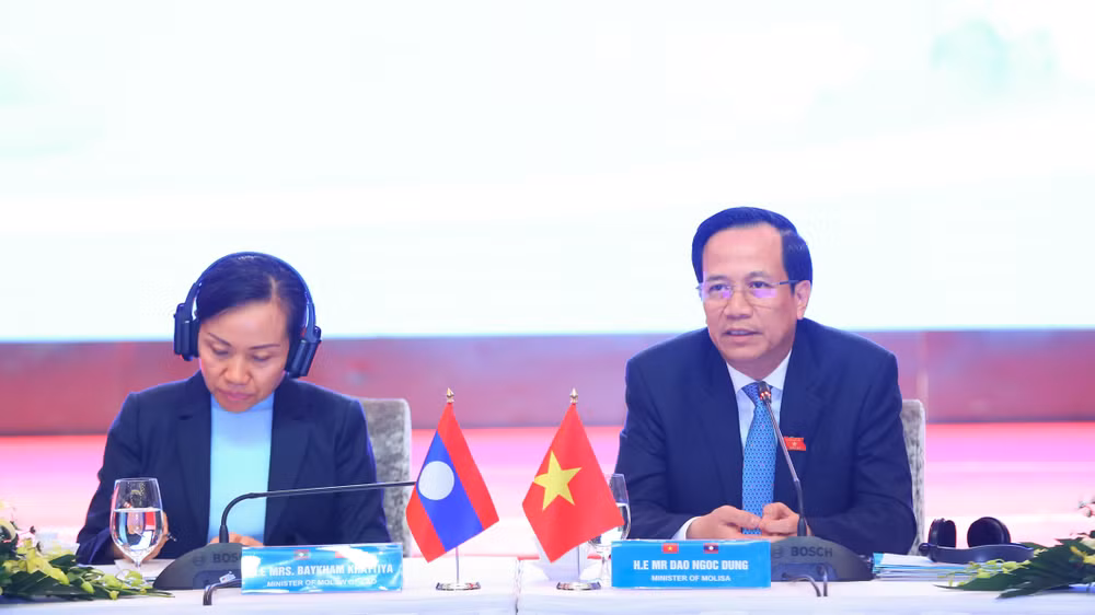 Bộ trưởng Lao động-Thương binh và Xã hội Việt Nam Đào Ngọc Dung và Bộ trưởng Lao động và Phúc lợi Xã hội Lào Bay Kham Khat Thi Nha đồng chủ trì hội nghị.