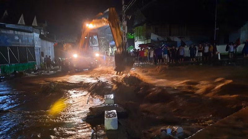 Khắc phục hậu quả lũ quét tại huyện Kỳ Sơn.