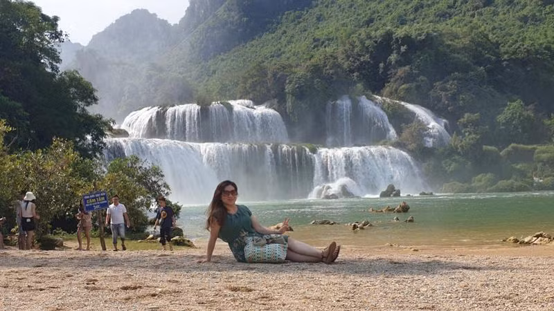 Du khách lưu lại khoảnh khắc đẹp bên thác Bản Giốc.