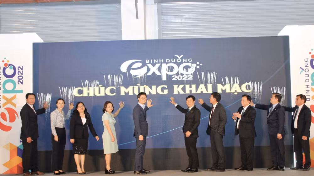 Các đại biểu thực hiện nghi thức khai mạc hội nghị.