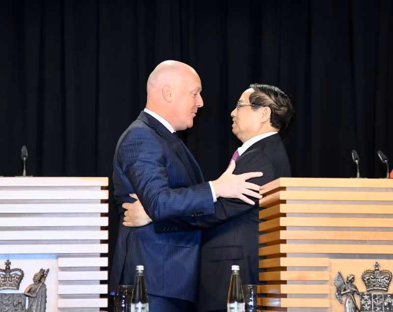 Hai Thủ tướng ôm hôn sau khi kết thúc họp báo.