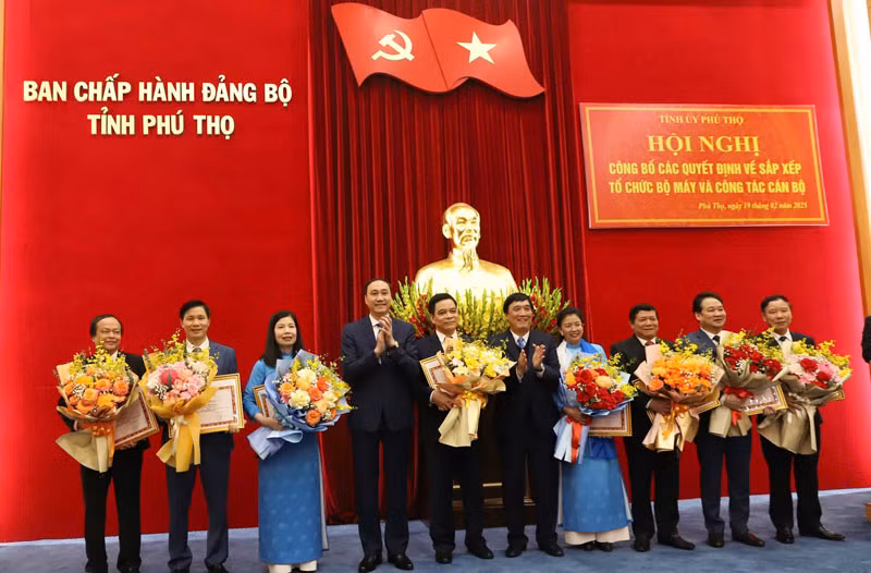 Bí thư và Phó Bí thư Thường trực Tỉnh ủy Phú Thọ tặng hoa các đồng chí lãnh đạo tiên phong, gương mẫu trong thực hiện việc sắp xếp, tinh gọn bộ máy.