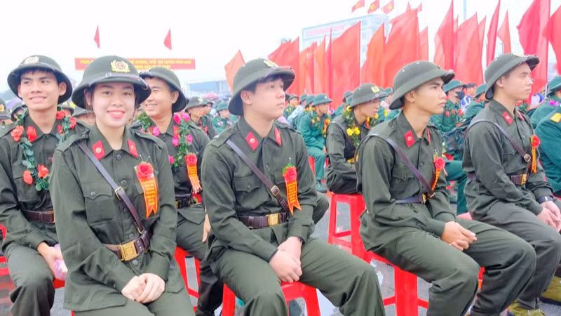 Nữ tân binh Lê Oanh Diễm Quỳnh ở xã Hiền Thành, huyện Vĩnh Linh cùng đồng đội trong ngày hội giao nhận quân.