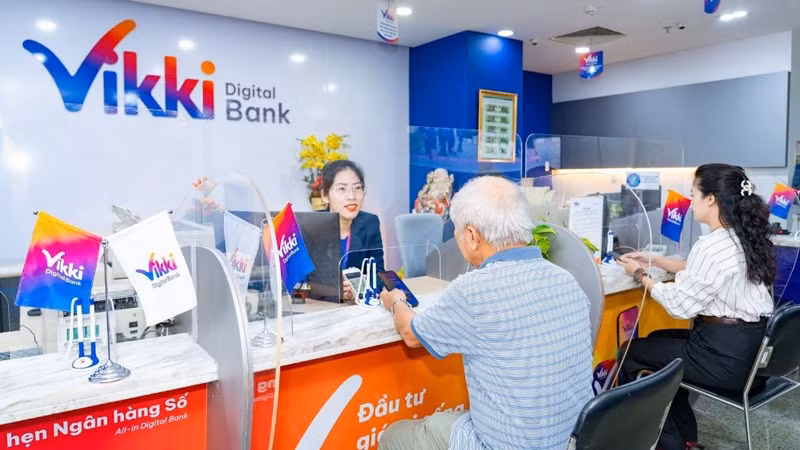 Tư vấn viên đang hỗ trợ khách hàng giao dịch tài chính trên ứng dụng của Vikki Digital Bank.