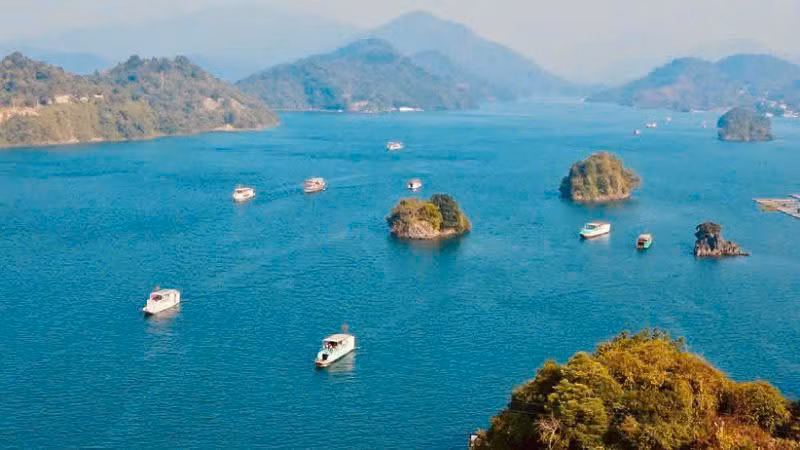 Lòng hồ Hòa Bình được ví như "Hạ Long trên núi" mỗi năm thu hút hàng triệu khách du lịch.