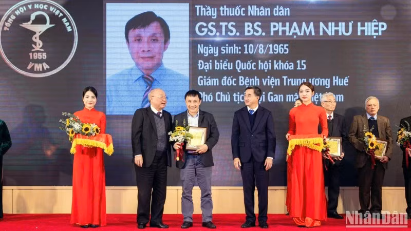 Giáo sư Phạm Như Hiệp, Giám đốc Bệnh viện Trung ương Huế trong lễ vinh danh trí thức tiêu biểu của Tổng hội Y Dược học Việt Nam.