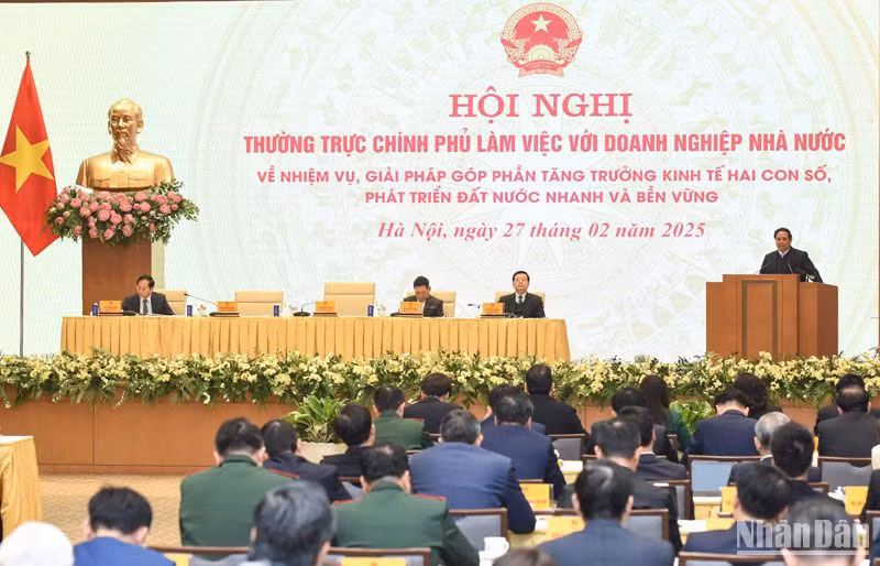 Thủ tướng Phạm Minh Chính phát biểu ý kiến chỉ đạo các bộ, ngành, doanh nghiệp nhà nước. (Ảnh: TRẦN HẢI)