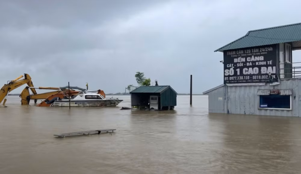 Các bến tập kết vật liệu ven sông Hồng thuộc xã Cao Đại, huyện Vĩnh Tường đều bị ngập.