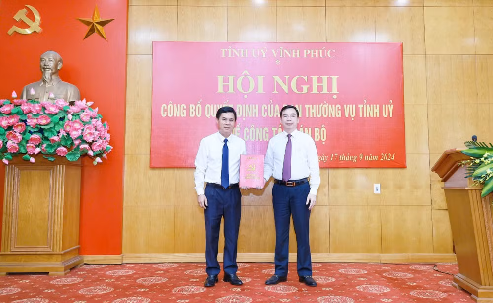 Đồng chí Bùi Huy Vĩnh, Ủy viên Thường trực Ban Thường vụ Tỉnh ủy, Trưởng Ban Tuyên giáo Tỉnh ủy (bên phải) chúc mừng đồng chí Hà Văn Quyết.