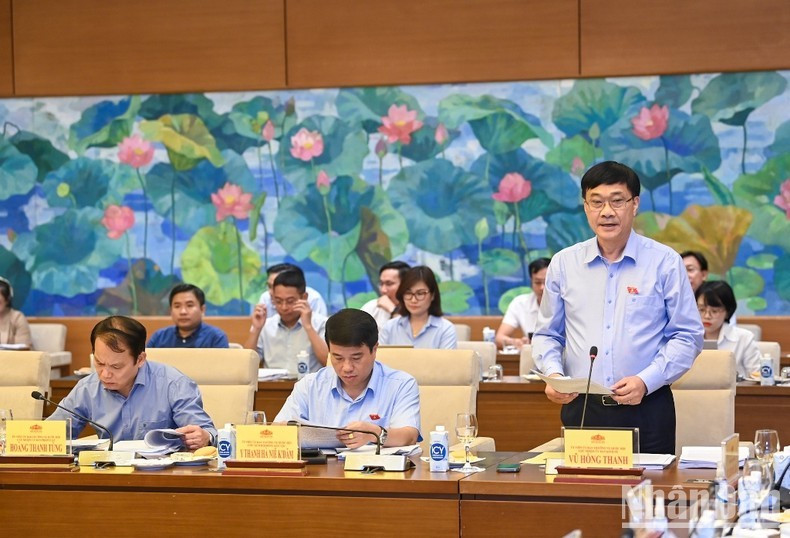 Chủ nhiệm Ủy ban Kinh tế Vũ Hồng Thanh trình bày báo cáo về công tác tiếp thu, giải trình, chỉnh lý và một số nội dung lớn của dự thảo Luật Đất đai (sửa đổi). (Ảnh: DUY LINH)