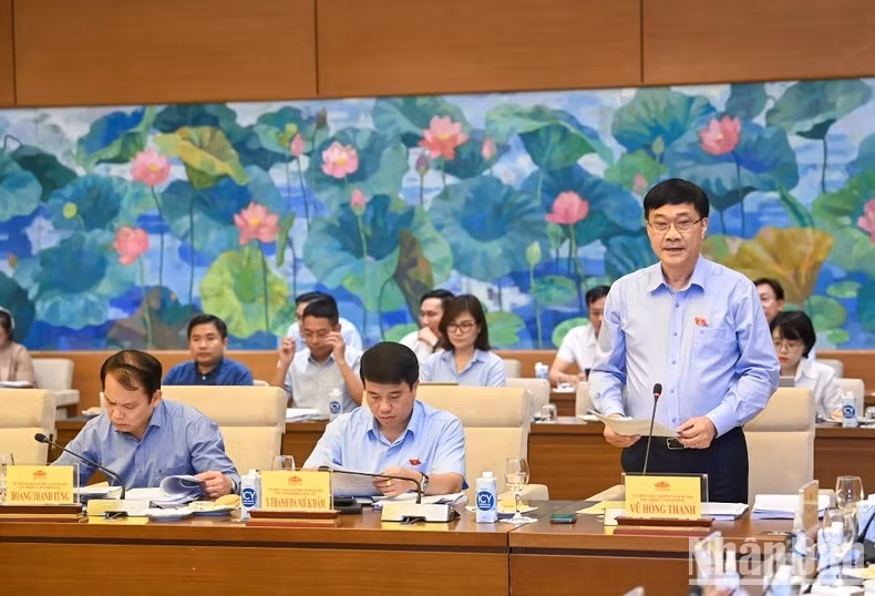 Chủ nhiệm Ủy ban Kinh tế Vũ Hồng Thanh trình bày báo cáo về công tác tiếp thu, giải trình, chỉnh lý và một số nội dung lớn của dự thảo Luật Đất đai (sửa đổi). (Ảnh: DUY LINH)