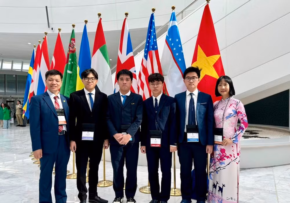 Đội tuyển Việt Nam dự thi Olympic Sinh học quốc tế 2024 (từ trái qua phải): PGS.TS Đinh Đoàn Long, Chủ tịch hội đồng Trường đại học Y Dược - Đại học Quốc gia Hà Nội, Trưởng đoàn; Đặng Tuấn Anh, Trường THPT Chu Văn An, Hà Nội; Nguyễn Tiến Lộc, Trường THPT chuyên Khoa học Tự nhiên - Đại học Quốc gia Hà Nội; Nguyễn Sĩ Hiếu, Trường THPT chuyên Trần Phú, Hải Phòng; Hồ Đức Trung, Trường THPT chuyên Quốc học,Huế); PTS.TS Lê Thị Phương Hoa, Trưởng Bộ môn Di truyền Hóa Sinh, Trường đại học Sư phạm Hà Nội, Phó đoàn 