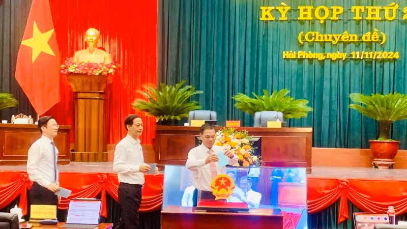 Các đại biểu bỏ phiếu bầu bổ sung Ủy viên Ủy ban nhân dân thành phố.