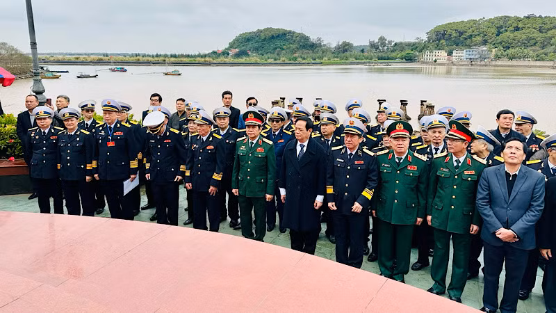 Dâng hương tri ân các Anh hùng liệt sĩ Đoàn tàu không số.