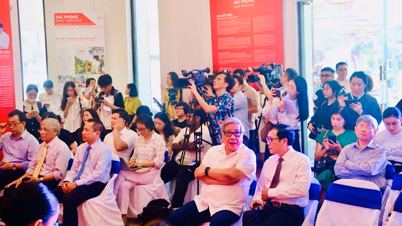 Các đại biểu tham dự cuộc họp báo.