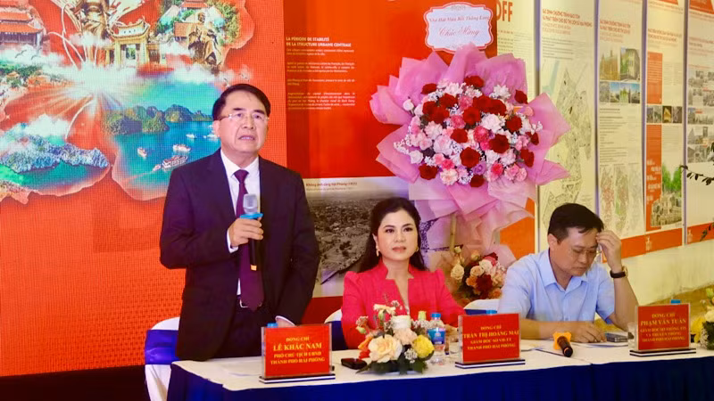 Phó Chủ tịch thành phố Hải Phòng Lê Khắc Nam giới thiệu về Lễ hội Hoa phượng đỏ tại Hà Nội.