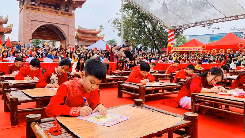 Các em học sinh tham dự khai bút đầu Xuân.