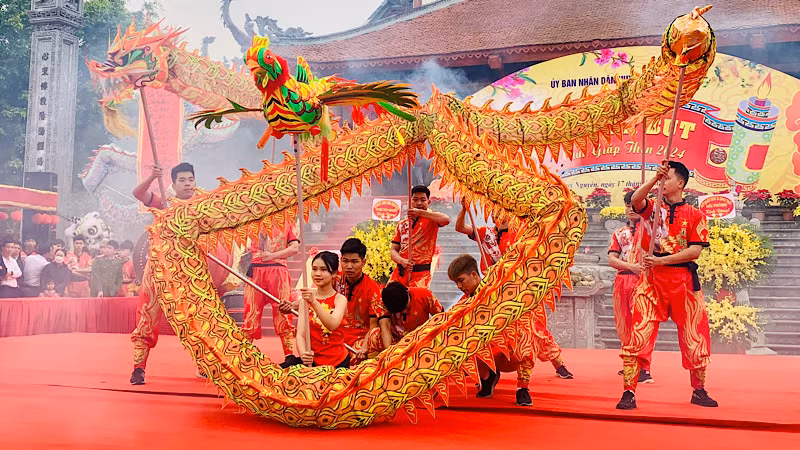 Múa long phượng hội ngộ tại lễ hội.