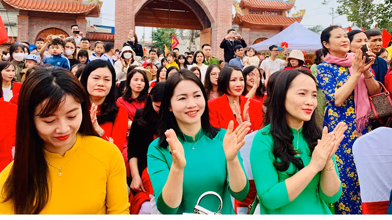 Đông đảo người dân và du khách hân hoan tham dự lễ hội.