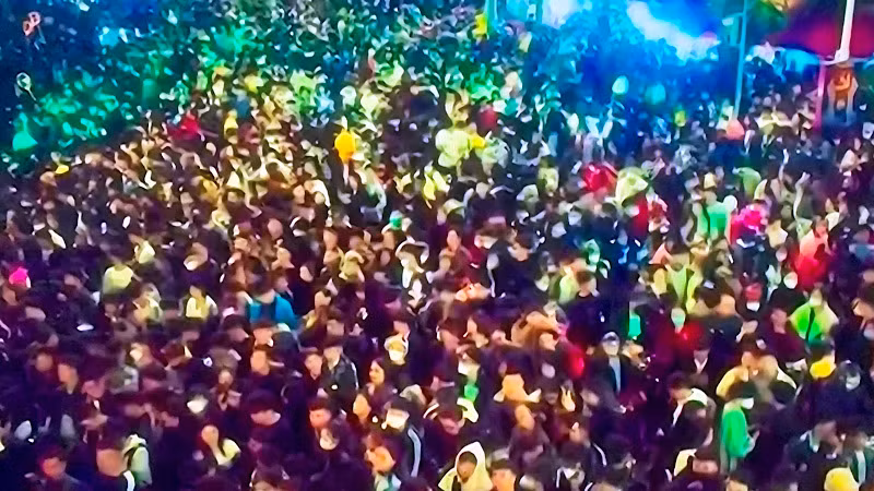 Đường phố Hải Phòng đua chen người đi chào đón năm mới.