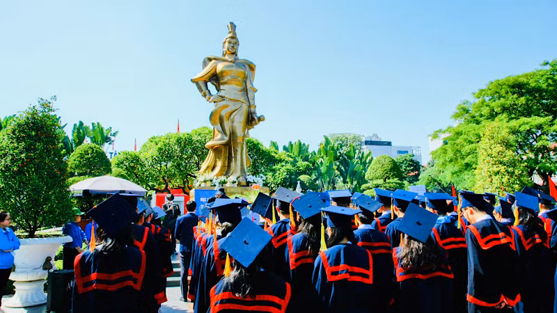 Các học sinh, sinh viên tiểu biểu dâng hương tại Tượng đài Nữ tướng Lê Chân ở trung tâm thành phố.