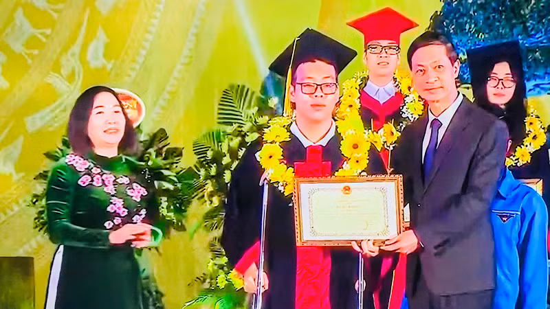 Lãnh đạo thành phố biểu dương, trao bằng khen tặng học sinh, sinh viên tiêu biểu.