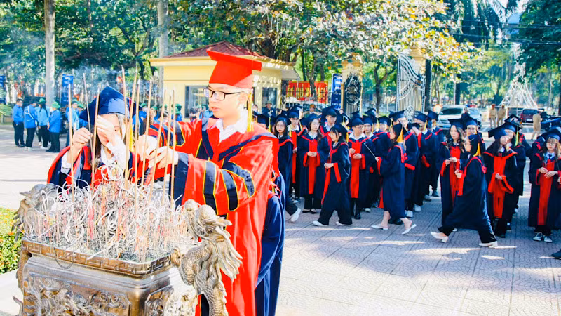 Học sinh, sinh viên có thành tích học tập xuất sắc dâng hương tại Tượng đài Chủ tịch Hồ Chí Minh ở quận Kiến An.