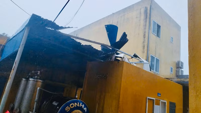 Bão số 3 làm hư hỏng một mái tôn trên đảo Bạch Long Vĩ. Bão số 3 làm hư hỏng một mái tôn trên đảo Bạch Long Vĩ.