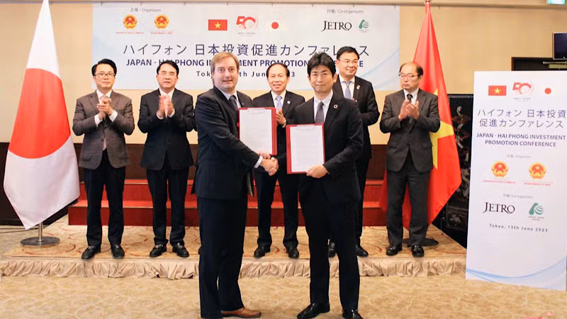 Đại diện Tổ hợp Khu công nghiệp Deep C đã ký kết các thỏa thuận hợp tác về việc đầu tư và mở rộng dự án đầu tư với nhà đầu tư Nhật Bản.