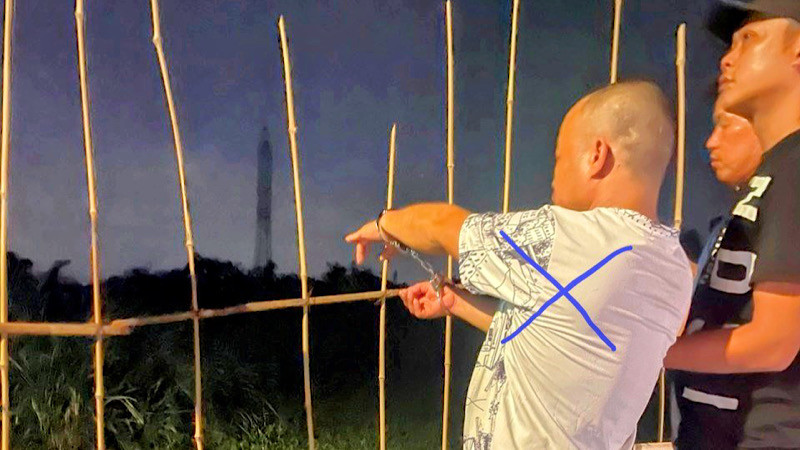 Hoàng Hữu Th. (dấu X) đang diễn tả lại hành vi phạm tội tại hiện trường vụ án.