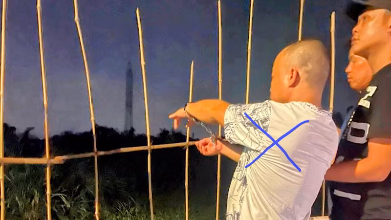 Hoàng Hữu Th. (dấu X) đang diễn tả lại hành vi phạm tội tại hiện trường vụ án.