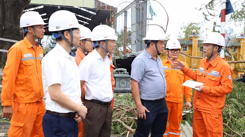 Lãnh đạo ngành điện trực tiếp kiểm tra, đôn đốc việc khắc phục hư hại lưới điện do bão số 3 gây ra.