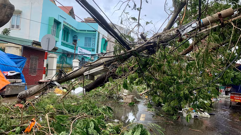 Hệ thống điện của Hải Phòng bị thiệt hại nặng nề do bão số 3.