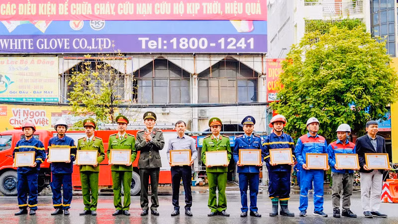 Lãnh đạo Công an Hải Phòng khen thưởng các tập thể cá nhân có thành tích xuất sắc trong diễn tập.